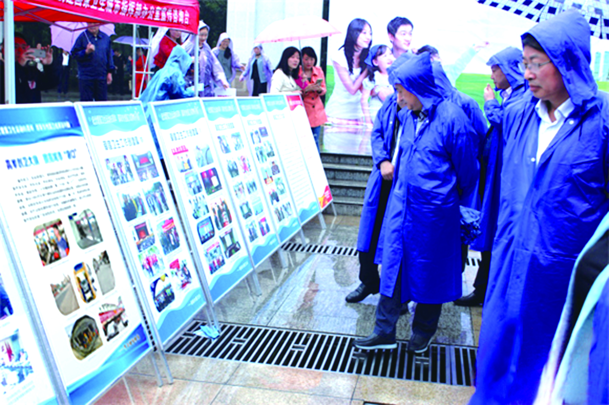 圖為市民冒雨在觀看我司圖文并茂創(chuàng)衛(wèi)成果展板。