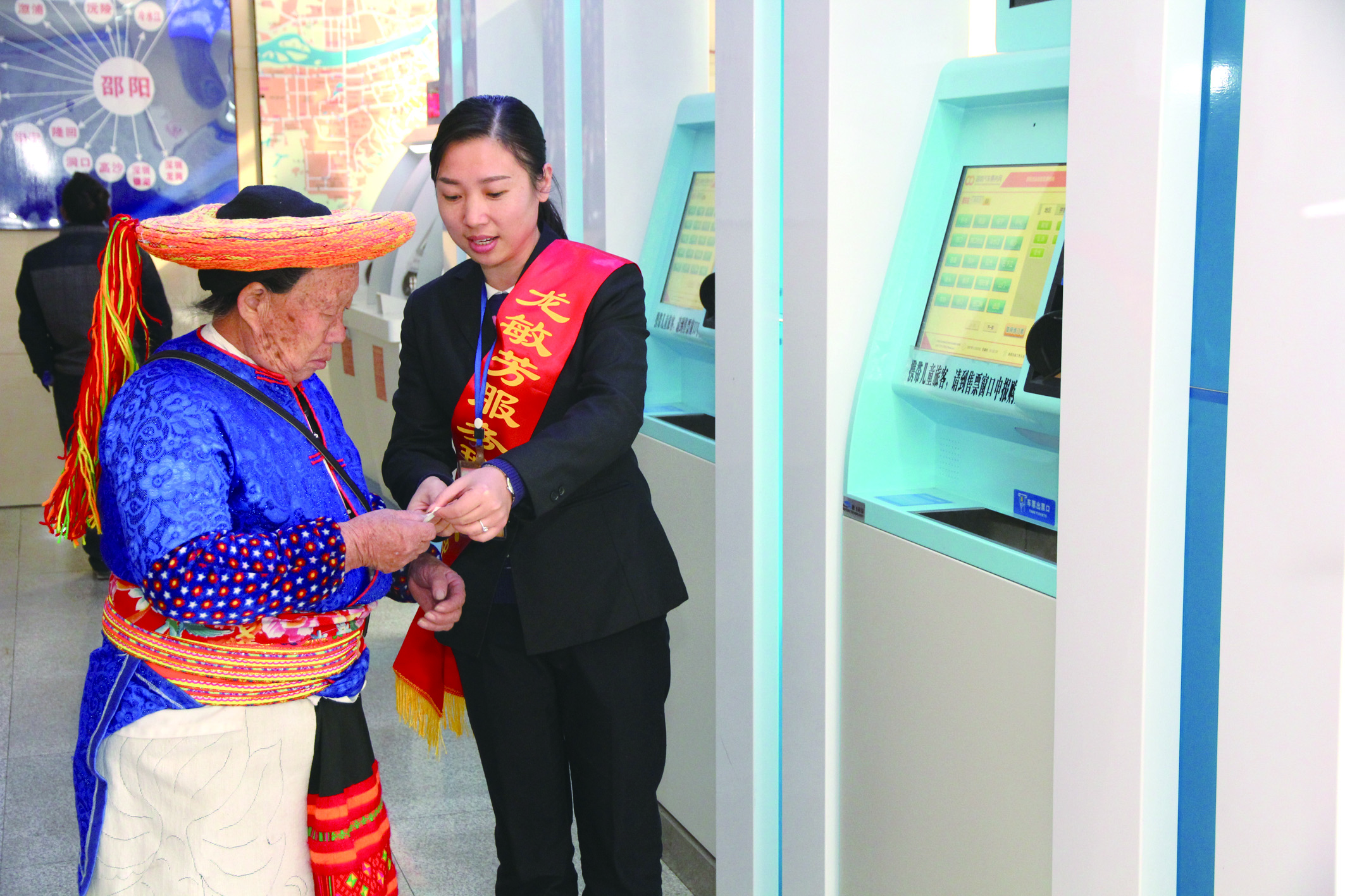 實名自助售票也深受瑤族老人青睞。 李高雄攝于市汽車北站