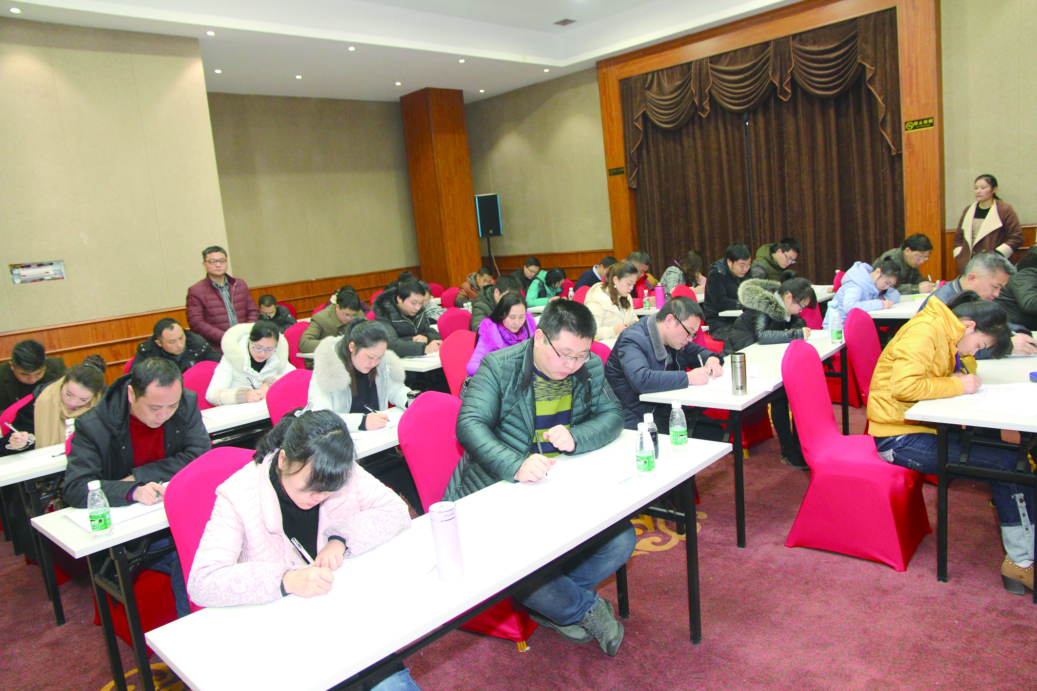 1月15日，42名基層骨干正在認(rèn)真答題