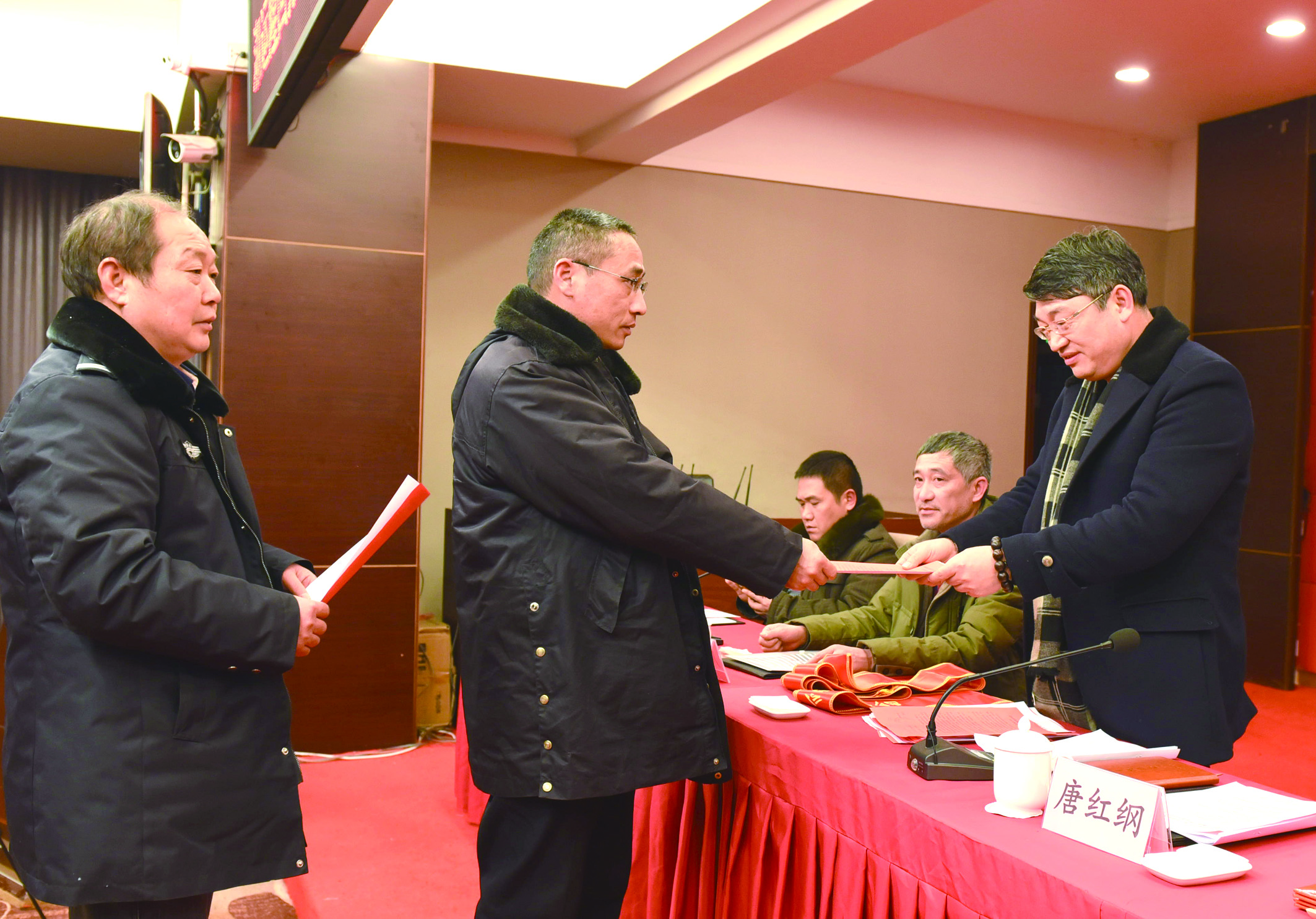 1月30日，隆回分公司召開(kāi)2017年工作總結(jié)表彰大會(huì)暨2018年春運(yùn)工作動(dòng)員大會(huì)。