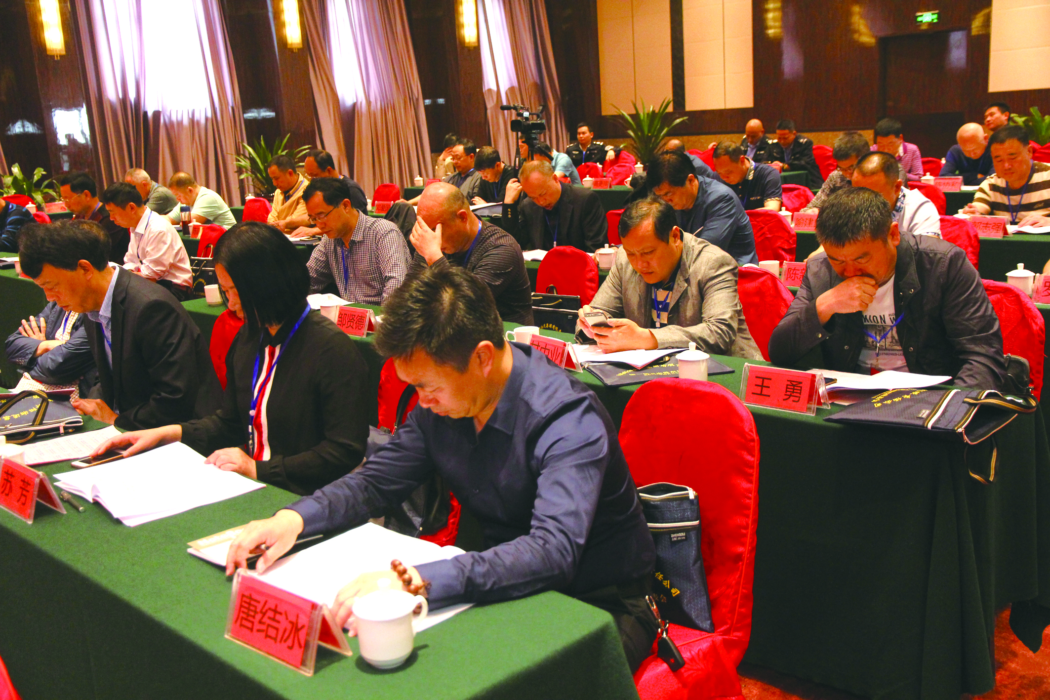 圖為第一屆五次股東代表在認真聽取工作報告。