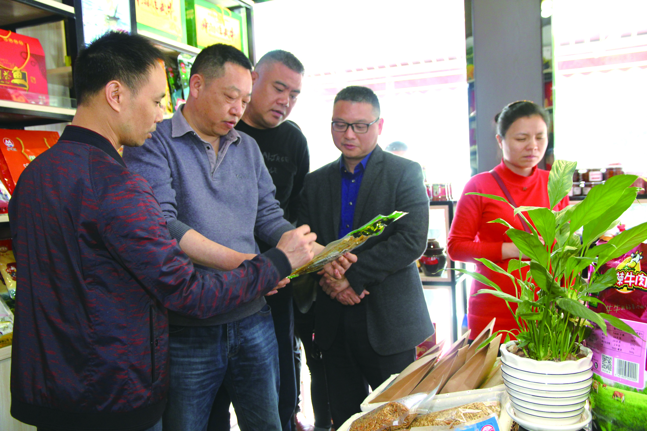 集團公司董事、副總經(jīng)理何偉紅帶領(lǐng)骨干學(xué)員在郴汽集團考察“郴味特產(chǎn)”