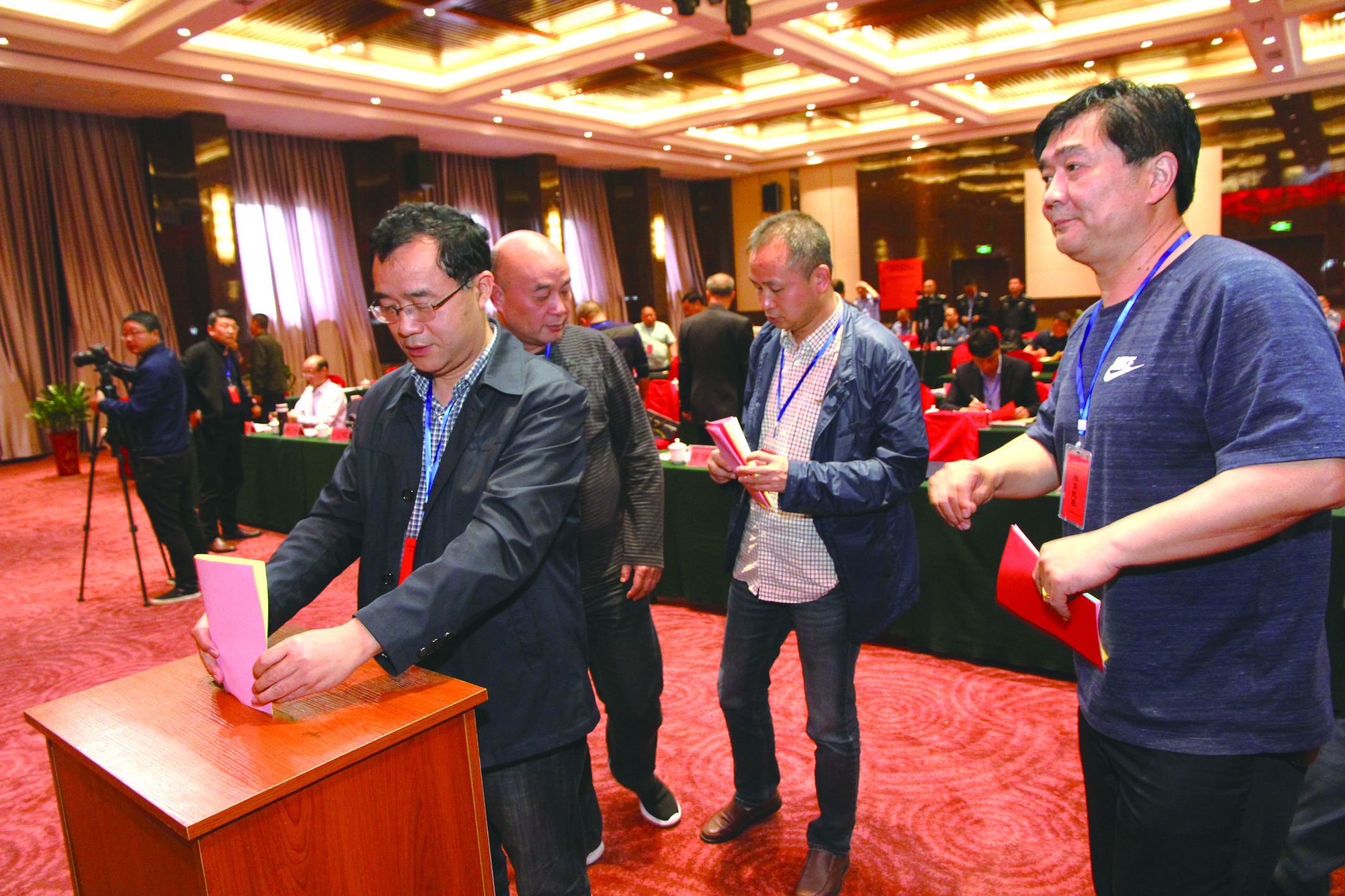 圖為第一屆五次股東代表在投票選舉。