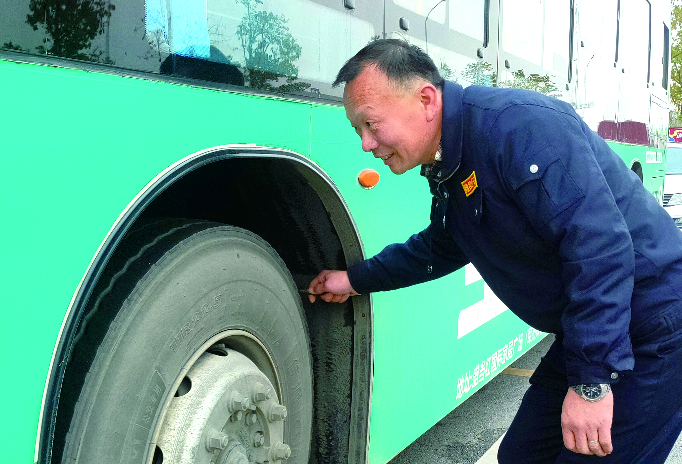 公交線(xiàn)上的“暖心擺渡人”